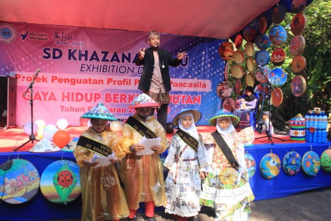 PANGGUNG PAMERAN: Kepala SD Khazanah Ilmu Mohamad Rojii saat mengenalkan duta P5. (HENDRIK MUCHLISON/RADAR SIDOARJO)