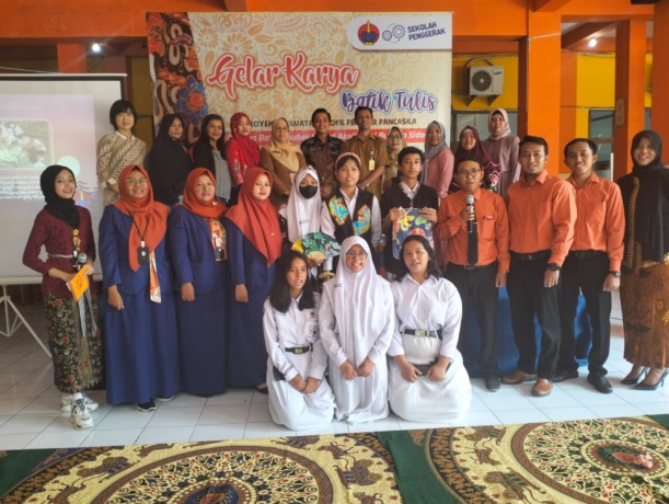 FOTO BERSAMA: Kepala SMP Sepuluh Nopember Saiful Tulus Jatmika tengah pakai batik di apit Liza sebagai pengawas SMP Dinas Pendidikan dan kebudayan Sidoarjo dan wali murid juga dewan guru siswa SMP Sepuluh Nopember Sidoarjo
