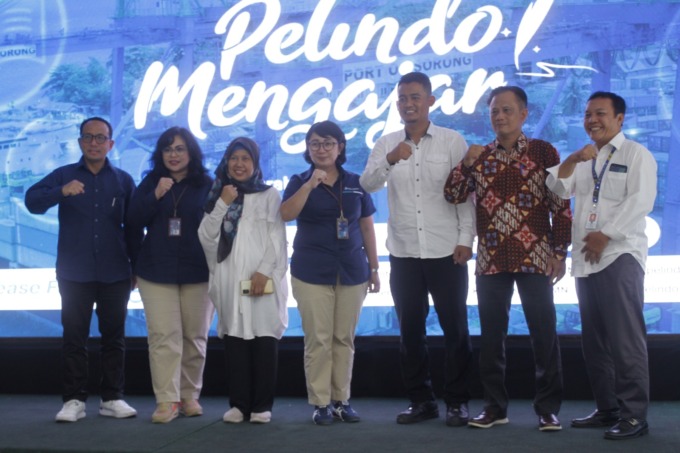SINERGIS: Foto bersama Direktur Utama PT Jasa Armada Indonesia didampingi kepala SMK Teknik PAL Surabaya beserta jajaran.