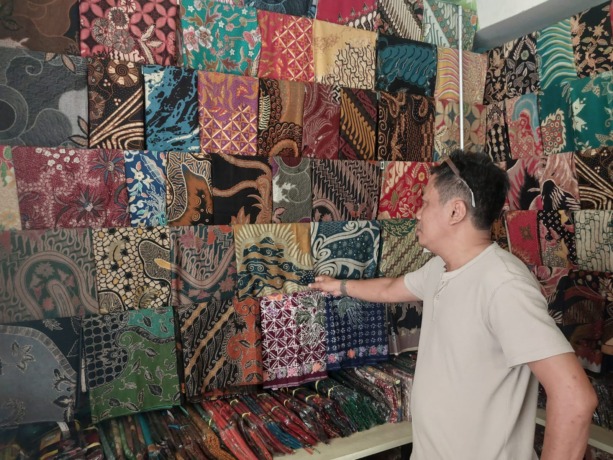 KHAS: Salah satu batik tulis yang ada di Kampung Jetis. (ADISSA AYU PRASANDYA/RADAR SIDOARJO)
