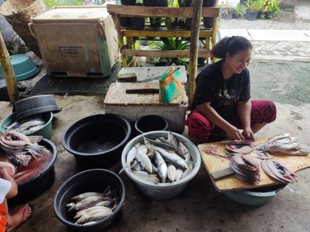JASA: Proses pencabutan duri ikan bandeng di Desa Kalanganyar, Kecamatan Sedati. (M DHAIFULLAH/RADAR SIDOARJO)
