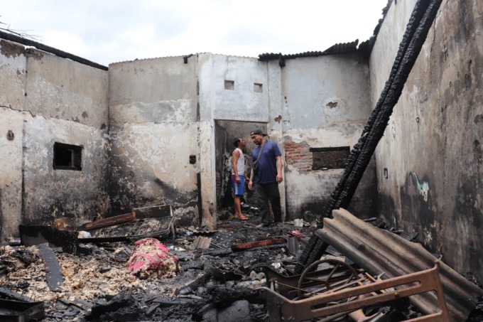 HANGUS: Sebuah rumah beserta isinya di Jalan Brigjen Katamso III Waru ludes terbakar. (LUKMAN AL FARISI/RADAR SIDOARJO)