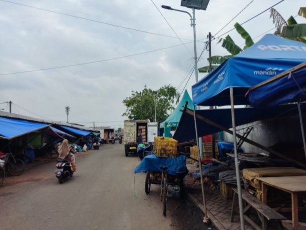 MENGELUH: Kondisi stan pedagang Pasar Larangan yang direlokasi masih sepi.