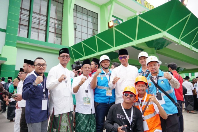 SINERGIS: Direktur Utama PLN Darmawan Prasodjo (berdiri tiga dari kanan) bersama jajarannya di acara harlah satu abad NU di Gelora Delta Sidoarjo.
