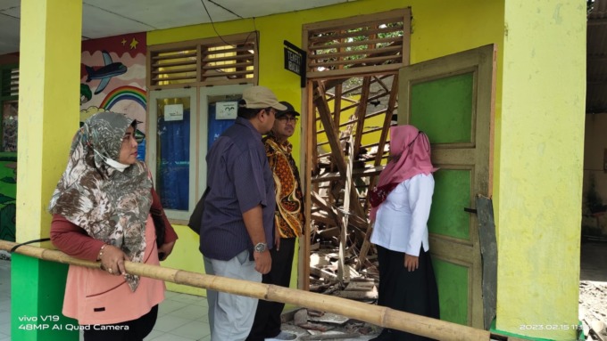 RUSAK: Komisi D DPRD Sidoarjo meninjau kondisi ruang kelas yang ambruk, Rabu (15/2). (IST)