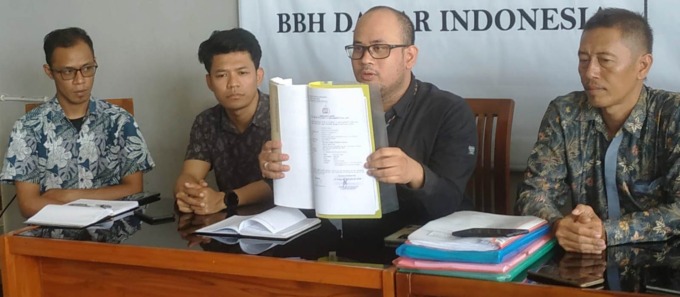 MEMBANTU: Kuasa Hukum warga Perumahan Renojoyo, Dimas Yemahura Alfarouq menunjukkan sejumlah bukti kelengkapan persyaratan sertifikat yang akan dimiliki warga Renojoyo.