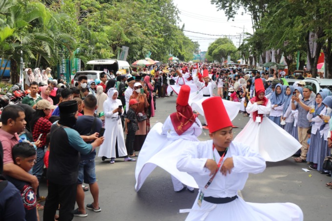 MENGHIBUR: Tarian Sufi di Karnaval Budaya Nusantara. (LUKMAN ALFARISI/RADAR SIDOARJO)