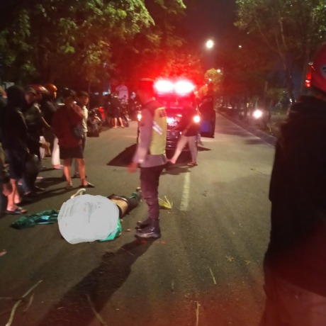 TEWAS: Polisi saat menggelar olah TKP di lokasi kejadian. (IST)