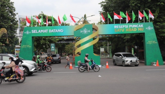 PERSIAPAN: Kawasan GOR Sidoarjo jadi tempat diselenggarakannya harlah satu abad Nahdlatul Ulama. (LUKMAN ALFARISI/RADAR SIDOARJO)