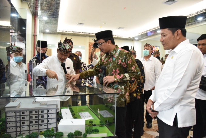 TAMBAH FASILITAS: Bupati Sidoarjo Ahmad Muhdlor melihat maket pembangunan RSUD didampingi Direktur RSUD Sidoarjo dr Atok Irawan dan Wakil Bupati Sidoarjo Subandi. (IST)