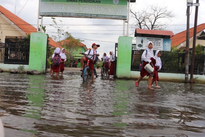 SEMANGAT: Para siswa SDN Kedungbanteng saat keluar dari gerbang sekolah untuk pulang.  (LUKMAN AL FARISI/RADAR SIDOARJO)
