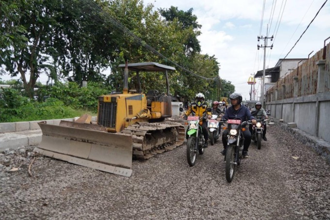 OPTIMITIS: Bupati Sidoarjo Ahmad Muhdlor (kanan) menaiki motor melihat pengerjaan proyek frontage road mulai Waru hingga Buduran. (IST)
