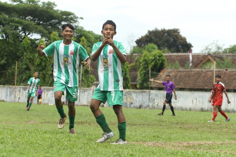 NGEYEL: Pemain Deltras U-13 merayakan kemenangan di Piala Soeratin Jawa Timur.