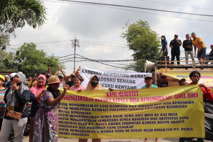 MENUNTUT: Warga saat menggelar demo di depan Balai Desa Kemangsen, Kecamatan Balongebendo. (LUKMAN AL FARISI/RADAR SIDOARJO)