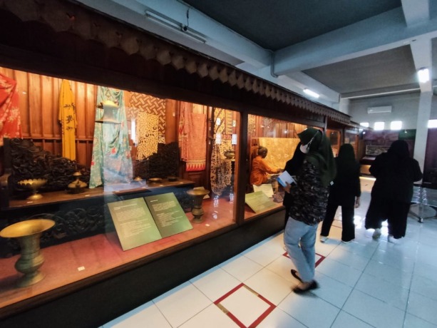PENINGGALAN SEJARAH: Beberapa koleksi yang ditampilkan di Museum Mpu Tantular. (M DHAIFULLAH/RADAR SIDOARJO)