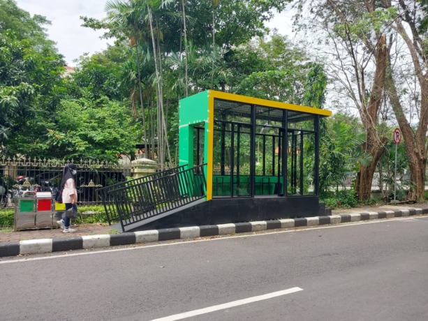 SUDAH DIPERBAIKI : Kondisi halte bus Trans Jatim yang ada di depan Kantor Bupati setelah perbaikan. (M DHAIFULLAH/RADAR SIDOARJO)