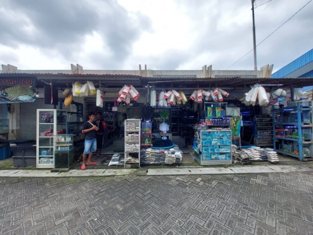MENUNGGU PEMBELI: Kondisi di Pasar Ikan Hias yang tak banyak pengunjung. (ADISSA AYU PRASANDYA/RADAR SIDOARJO)