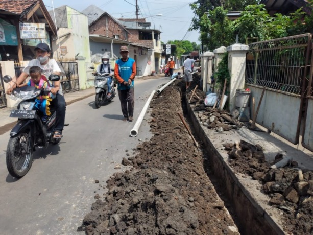 SAMBUNGAN: Pemasangan pipa di pusat kota Sidoarjo beberapa waktu lalu. (DOK)