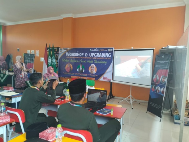 PAPARAN: Dosen Duwi Rahayu, SE., MA Dosen Akuntansi Universitas Muhammadiyah Sidoarjo saat memberikan pelatihan kepada guru dan karyawan SD Muhammadiya 1 Candi Labschool.