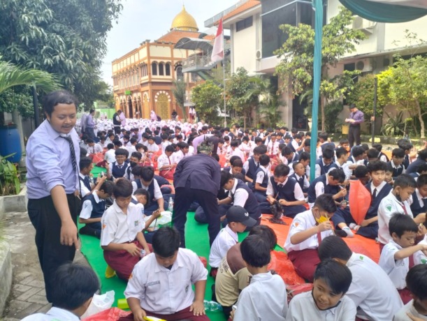 KOMPAK: Siswa KB/RA-SDIT-SMPIT Insan Kamil Sidoarjo saat memasukan plastik ke dalam botol, mengikuti kegiatan Festival Ecobrick. (ANAS/RADAR SIDOARJO)