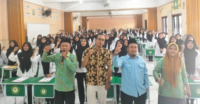 KOMPAK: Kepala SMK Walisongo 1 Gempol Mashudi (depan, dua dari kanan) beserta jajaran dalam kegiatan rekrutmen PT JAI.