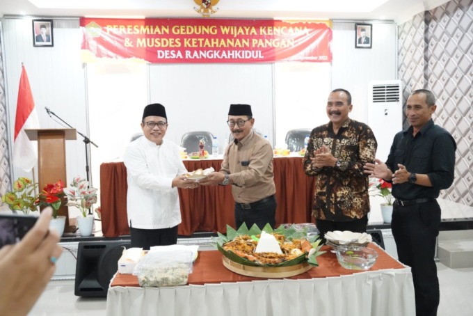 SELAMAT: Potong tumpeng peresmian gedung Ruang Rapat Wijaya Kencana Desa Rangkah Kidul oleh Ketua DPRD Sidoarjo Usman (kiri) diberikan Kepala Desa Rangkah Kidul Warlheiyono (tiga dari kanan) disaksikan Camat Sidoarjo Gundari , dan Ketua BPD Rangkah Kidul