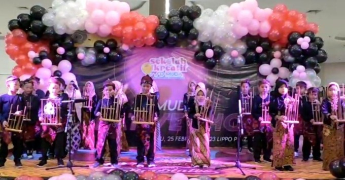 KREATIF: Siswa SD Muhammadiyah 2 Tulangan saat memberikan kesenian angklung.
