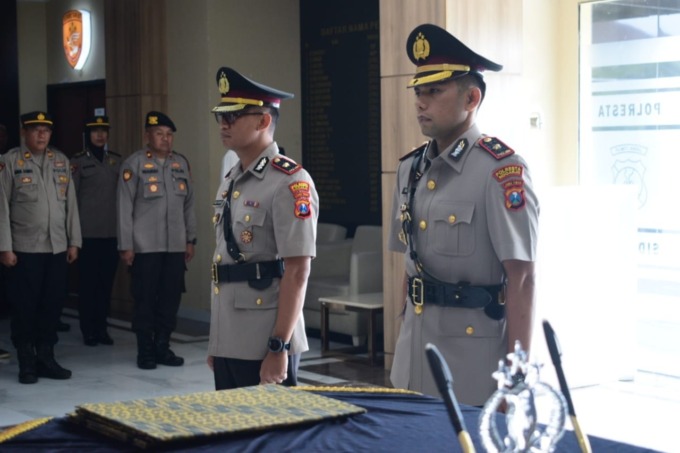 SERTIJAB: Prosesi pergantian jabatan saat digelar di lobi Mapolresta Sidoarjo. (IST)