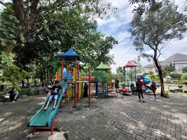 HIBURAN: Beberapa anak saat memanfaatkan fasilitas bermain di Taman Abhirama. (ADISSA AYU/RADAR SIDOARJO)