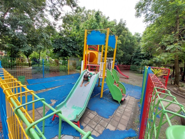 PERLU PERHATIAN: Kondisi taman bermain anak di Alun-alun Sidoarjo yang kurang terawat. (ADISSA AYU/RADAR SIDOARJO)
