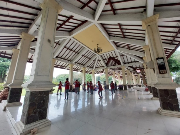BERMANFAAT: Para siawa SDN 3 Pucang berlatih yel-yel Pramuka di paseban Alun-alun. (ADISSA AYU PRASANDYA/RADAR SIDOARJO)