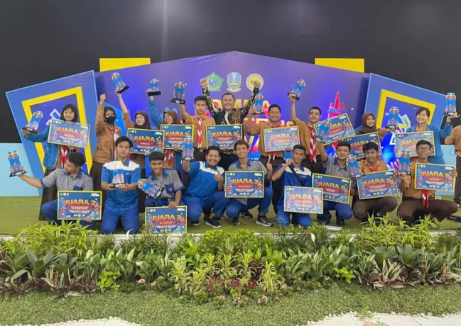BERPRESTASI: Foto Bersama Siswa SMK Krian 2 Sidoarjo  didampingi Kepala Indra Wahyu Suliswanto saat mengangkat trofi juara 1, 2 dan 3 Kejuaran Lomba Kompentisi Siswa LKS Tingkat Kabupaten Sidoarjo.