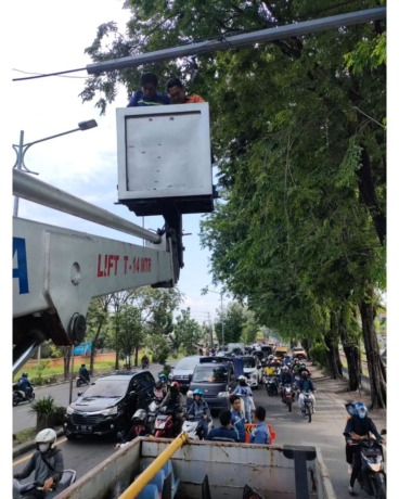 MAINTENANCE: Petugas Dishub Sidoarjo memperbaiki Traffic Light di Gedangan. (IST)