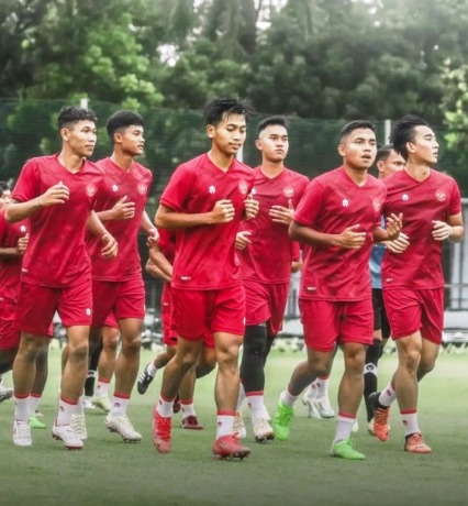 LATIHAN: Gilang Oktavana Putra (tiga dari kiri). (IST)