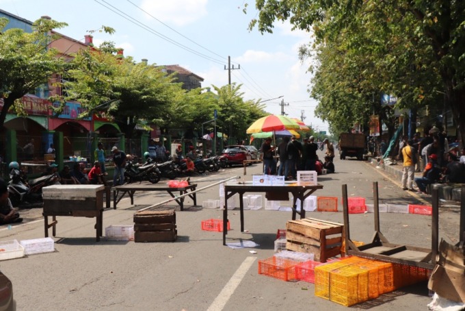 MENOLAK: Akses jalan di depan Pasar Larangan ditutup pedagang.  (LUKMAN AL FARISI/RADAR SIDOARJO)