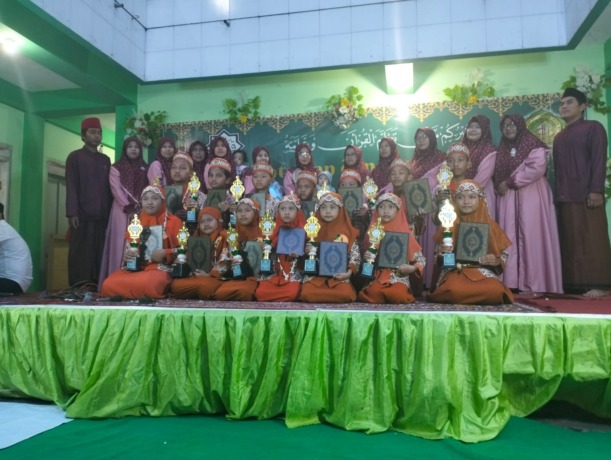 KOMPAK: Foto bersama seluruh santri dan guru sesudah acara Khataman dan Imtihan TPQ Tashilul Falah.