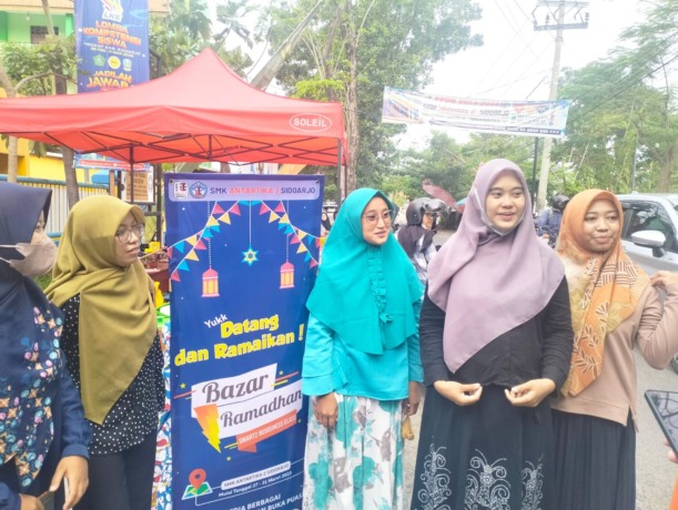 MERIAH: Dewan guru SMK Antartika 2 Sidoarjo saat berada di bazar ramadan, Senin (27/3).