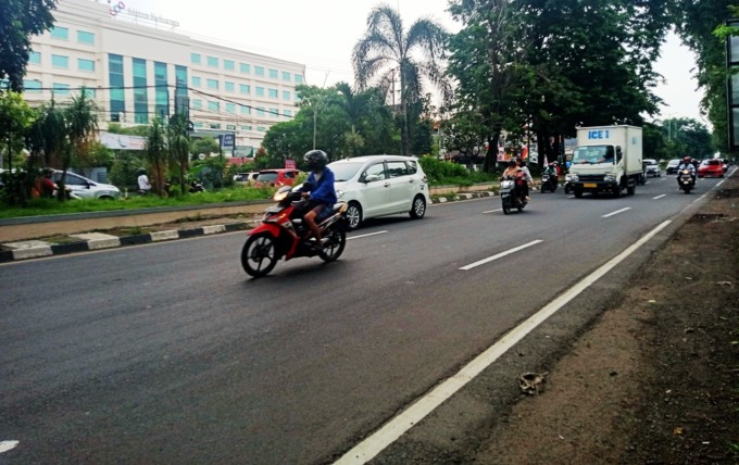 ANTISIPASI: Kondisi arus lalu lintas di depan RS Mitra Keluarga tampak ramai lancar. (LUKMAN AL FARISI/RADAR SIDOARJO)