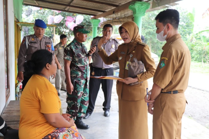 CEGAH PROSTITUSI: Camat Krembung Dana Riawati saat menggelar sidak warung remang-remang beberapa waktu lalu. (LUKMAN AL FARISI/RADAR SIDOARJO)