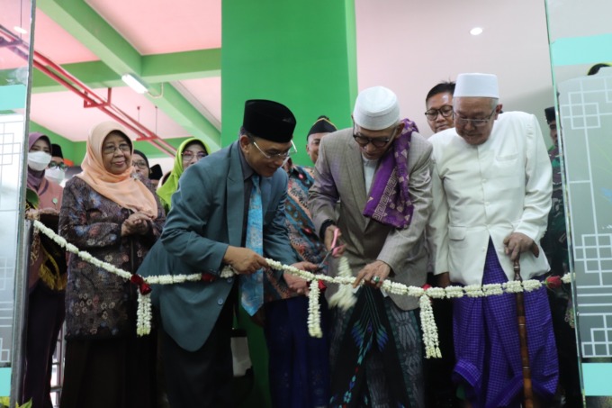 MEGAH: Rais Aam PBNU KH Miftachul Akhyar (tengah) saat meresmikan pembangunan gedung tahap VIII. (LUKMAN AL FARISI/RADAR SIDOARJO)