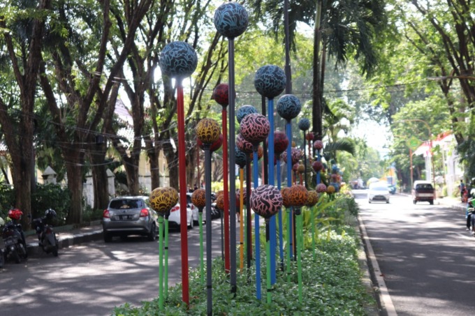 CANTIK: Hiasan yang ada di taman median jalan di Jalan Cokronegoro. (LUKMAN AL FARISI/RADAR SIDOARJO)