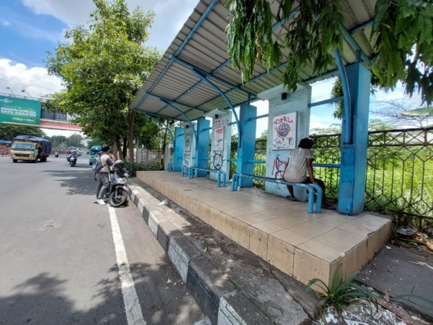 ULAH TANGAN JAHIL : Halte di Jalan Jenggolo menjadi salah satu sasaran vandalisme. (M DHAIFULLAH/RADAR SIDOARJO)