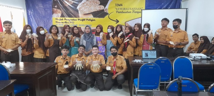 SUKSES: Siswa SMA Antartika Sidoarjo dalam Workshop P5 dengan tema membuat tempe.