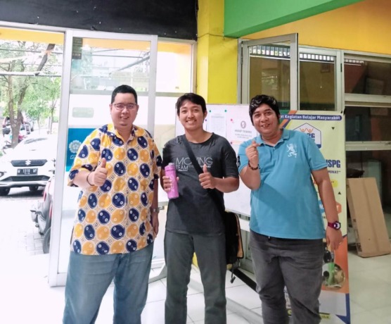BANGGA : Dari kiri Akhmad Faris Putra jabatan Head Of Marketing New Primagama, Sultan Sandya Pradayan sebagai siswa primagama dan Achmad Ridho Prasetyo selaku Branch Manager New Primagama Pondok Jati. (IST)