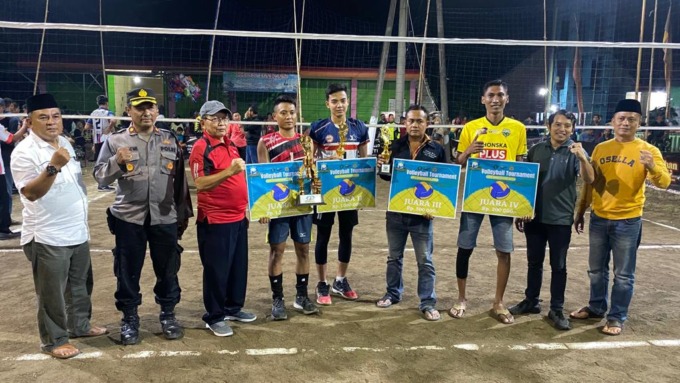 PESERTA MEMBELUDAK: Pemenang turnamen bola voli kegiatan Ramadhan Heppiii yang digelar di Sidoarjo. 