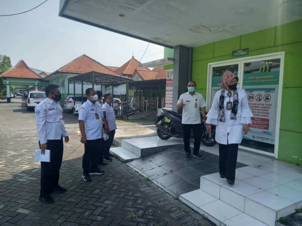 MENINJAU: Tim Dinkes Sidoarjo bersama DPUBM SDA saat melakukan assessment puskesmas yang bakal dijadikan RS Tipe D.