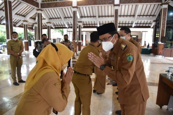TERTIB: Bupati Sidoarjo saat mengadakan halal bihalal pada Lebaran tahun lalu. 