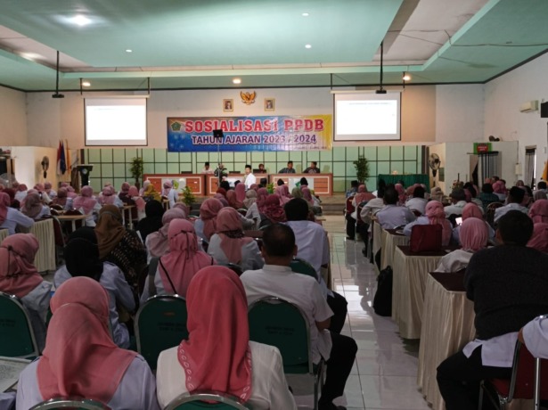 PERSIAPAN: Ratusan kepala sekolah se-Sidoarjo di seluruh jenjang saat mengikuti sosialisasi PPDB. (LUKMAN ALFARISI/RADAR SIDOARJO)