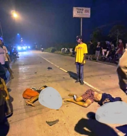 TRAGIS : Dua korban kecelakaan terkapar usai tabrakan.