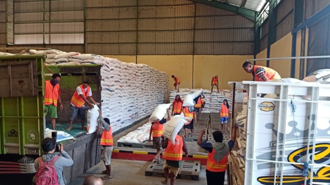 DIANGKUT: Ribuan ton beras di gudang Bulog Buduran tampak melimpah. (IST)